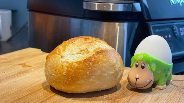 Eier und Brötchen aus der Heißluftfritteuse
